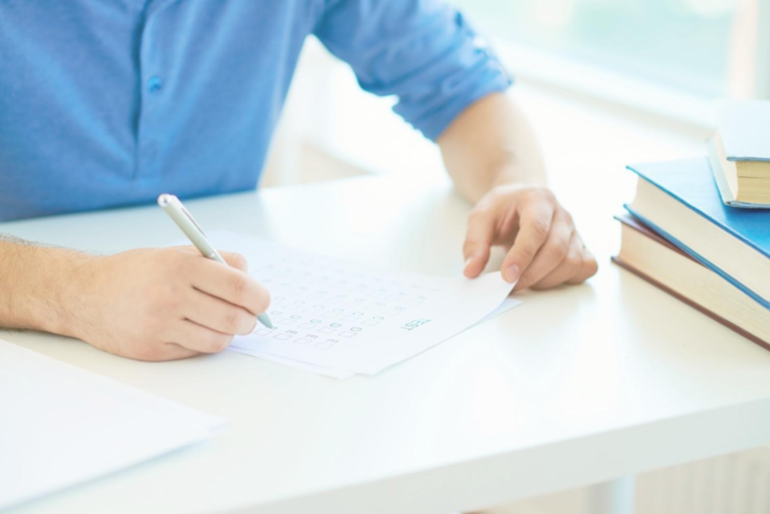 Moderne Büroumgebung mit Finanzanalysen und strategischer Planung